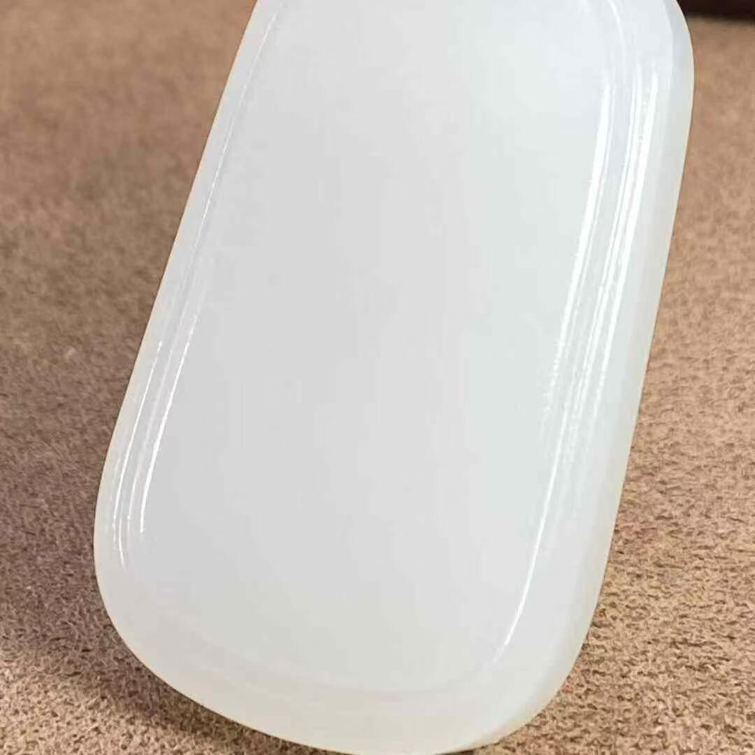 超美羊脂无事牌脂白新疆和田玉作品，平安无事牌，37.22g，白度脂白，玉质油润纯净，莹润无瑕，牌型美观，饱满厚实，大气超值！尺寸52×31×10mm！另送鉴定证书！32269Y201112