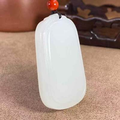 超美羊脂无事牌脂白新疆和田玉作品，平安无事牌，37.22g，白度脂白，玉质油润纯净，莹润无瑕，牌型美观，饱满厚实，大气超值！尺寸52×31×10mm！另送鉴定证书！32269Y201112