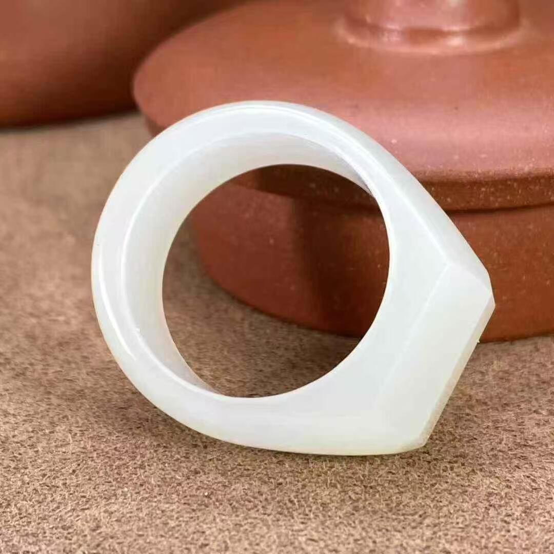 一级白新疆和田玉作品，戒指，8.98g，内径20mm，白度一级，油性出色，脂粉感十足，微结构，上手精美，超值！国家级工美大师陈华作品，有证书全套包装！不包邮！23071JL201110