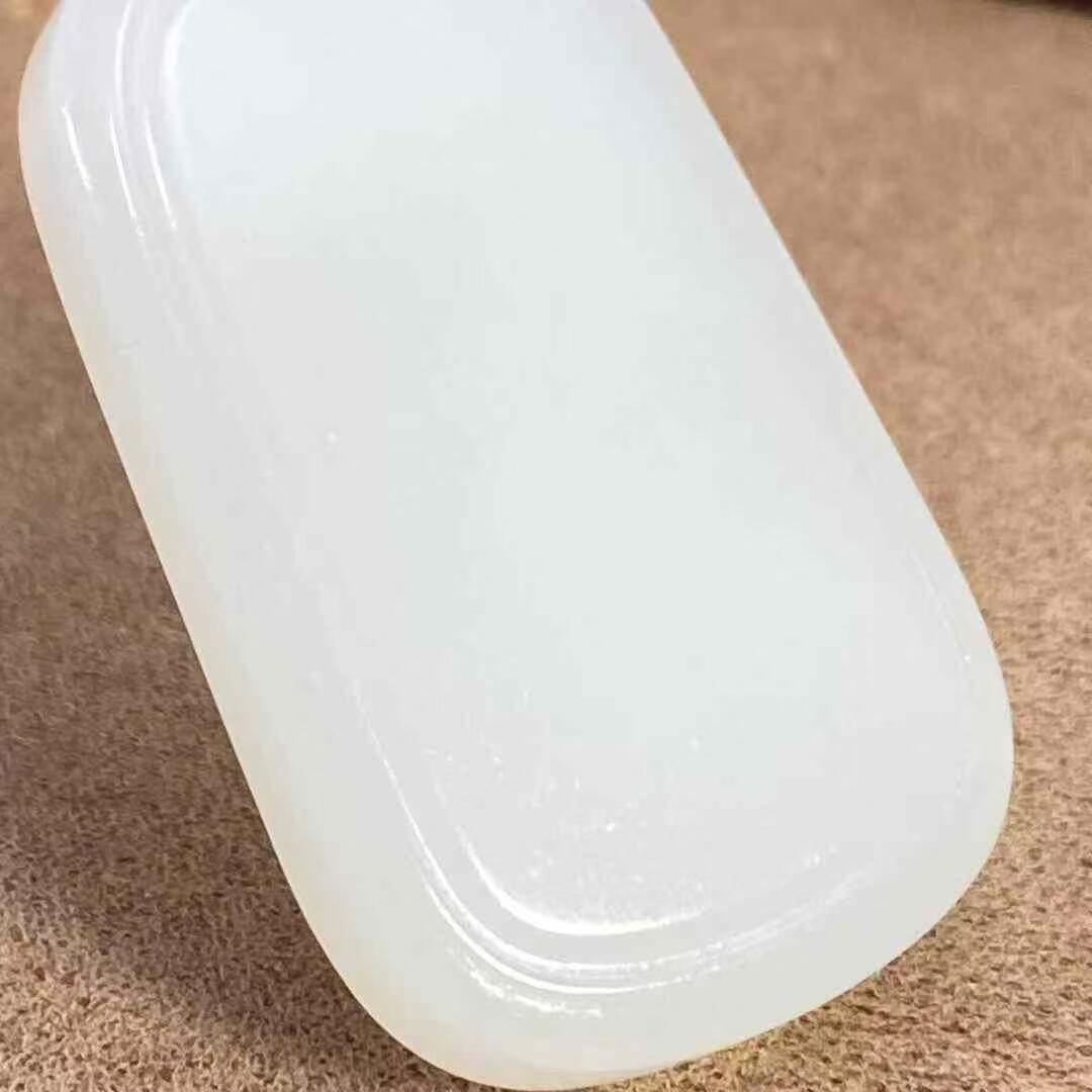 超美羊脂无事牌脂白新疆和田玉作品，平安无事牌，37.22g，白度脂白，玉质油润纯净，莹润无瑕，牌型美观，饱满厚实，大气超值！尺寸52×31×10mm！另送鉴定证书！32269Y201112