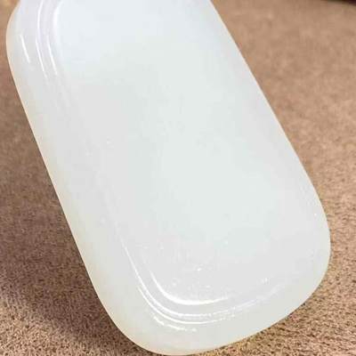 超美羊脂无事牌脂白新疆和田玉作品，平安无事牌，37.22g，白度脂白，玉质油润纯净，莹润无瑕，牌型美观，饱满厚实，大气超值！尺寸52×31×10mm！另送鉴定证书！32269Y201112