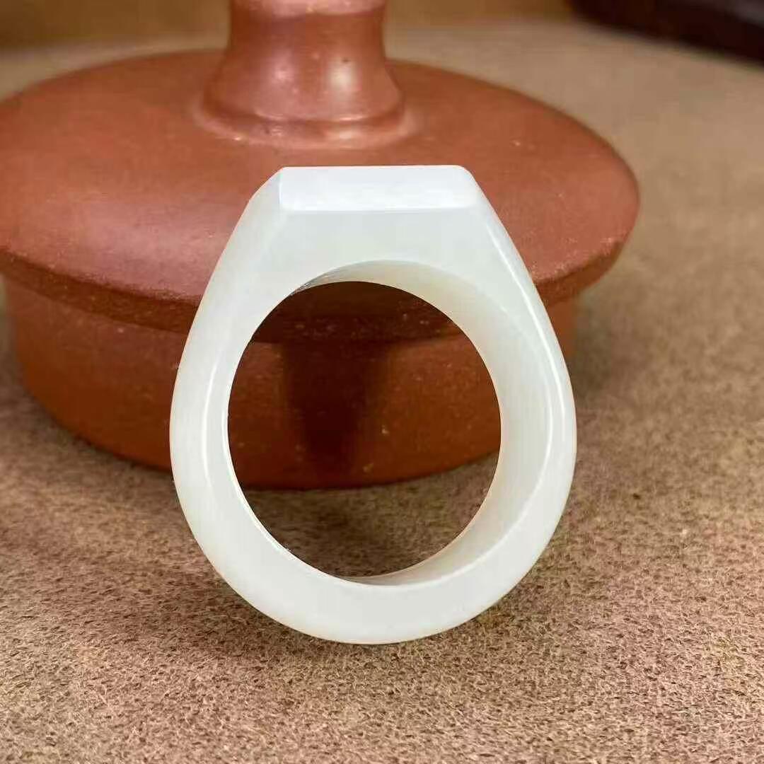 一级白新疆和田玉作品，戒指，8.98g，内径20mm，白度一级，油性出色，脂粉感十足，微结构，上手精美，超值！国家级工美大师陈华作品，有证书全套包装！不包邮！23071JL201110