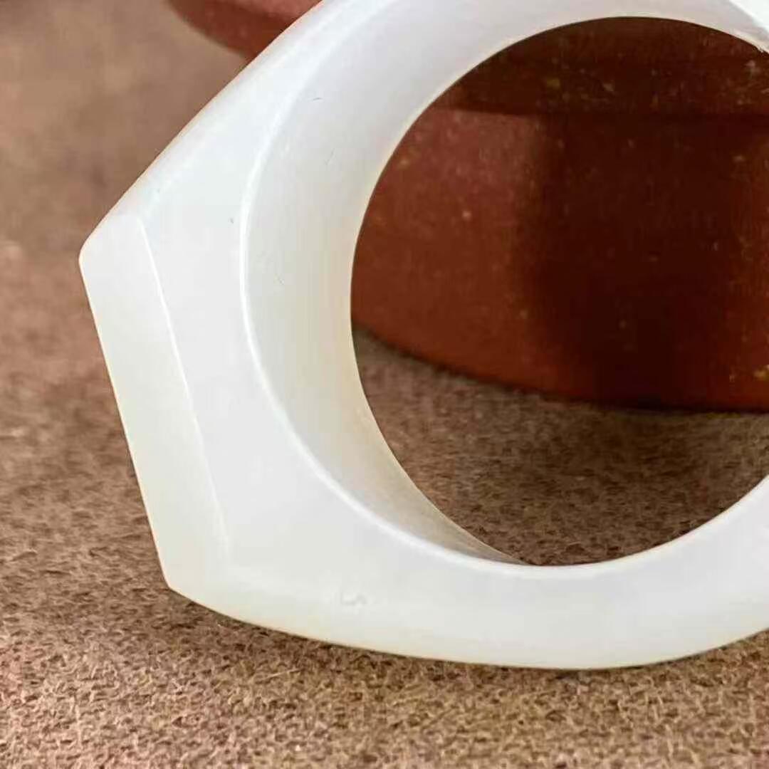 一级白新疆和田玉作品，戒指，8.98g，内径20mm，白度一级，油性出色，脂粉感十足，微结构，上手精美，超值！国家级工美大师陈华作品，有证书全套包装！不包邮！23071JL201110