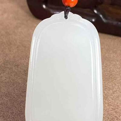 超美羊脂无事牌脂白新疆和田玉作品，平安无事牌，37.22g，白度脂白，玉质油润纯净，莹润无瑕，牌型美观，饱满厚实，大气超值！尺寸52×31×10mm！另送鉴定证书！32269Y201112