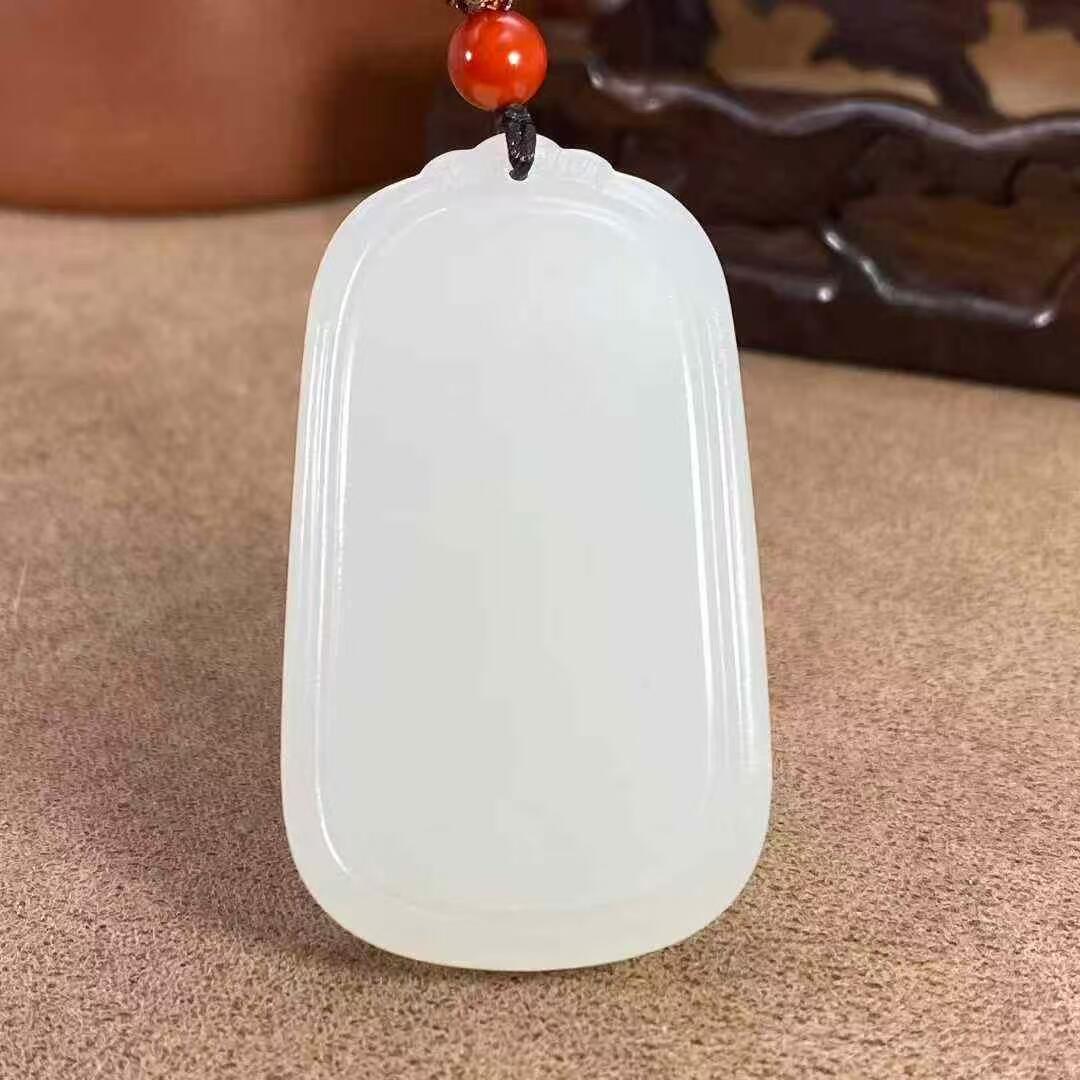 超美羊脂无事牌脂白新疆和田玉作品，平安无事牌，37.22g，白度脂白，玉质油润纯净，莹润无瑕，牌型美观，饱满厚实，大气超值！尺寸52×31×10mm！另送鉴定证书！32269Y201112