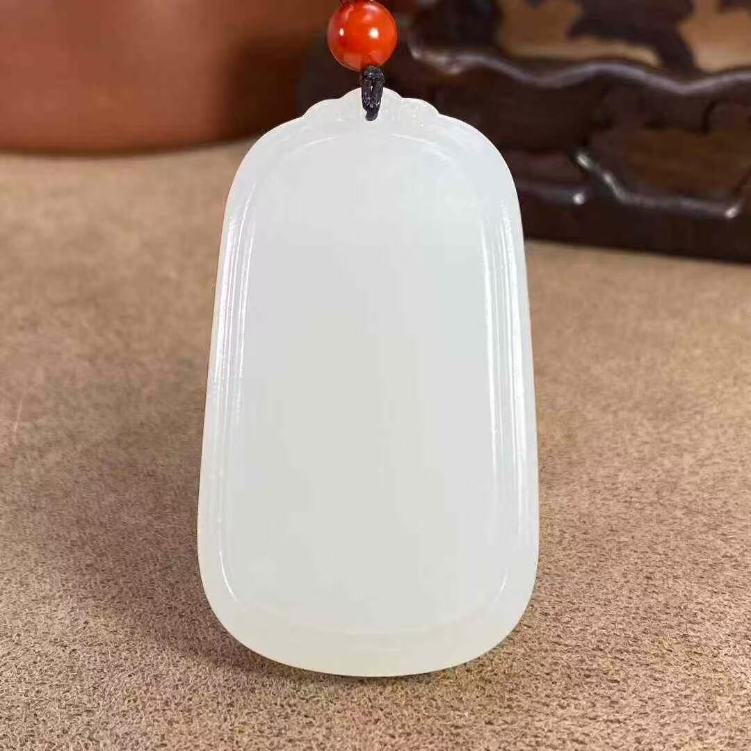 超美羊脂无事牌脂白新疆和田玉作品，平安无事牌，37.22g，白度脂白，玉质油润纯净，莹润无瑕，牌型美观，饱满厚实，大气超值！尺寸52×31×10mm！另送鉴定证书！32269Y201112