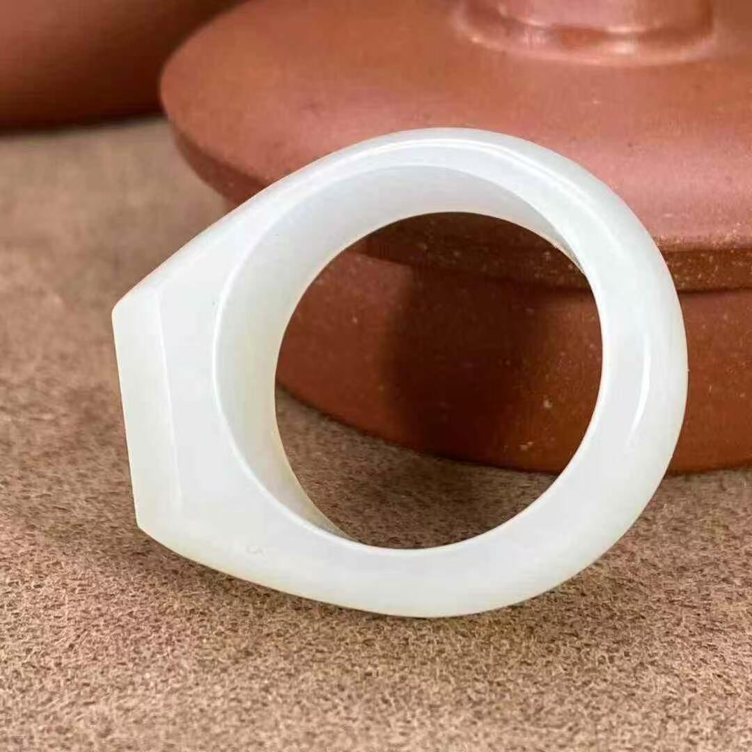 一级白新疆和田玉作品，戒指，8.98g，内径20mm，白度一级，油性出色，脂粉感十足，微结构，上手精美，超值！国家级工美大师陈华作品，有证书全套包装！不包邮！23071JL201110