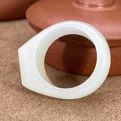 一级白新疆和田玉作品，戒指，8.98g，内径20mm，白度一级，油性出色，脂粉感十足，微结构，上手精美，超值！国家级工美大师陈华作品，有证书全套包装！不包邮！23071JL201110