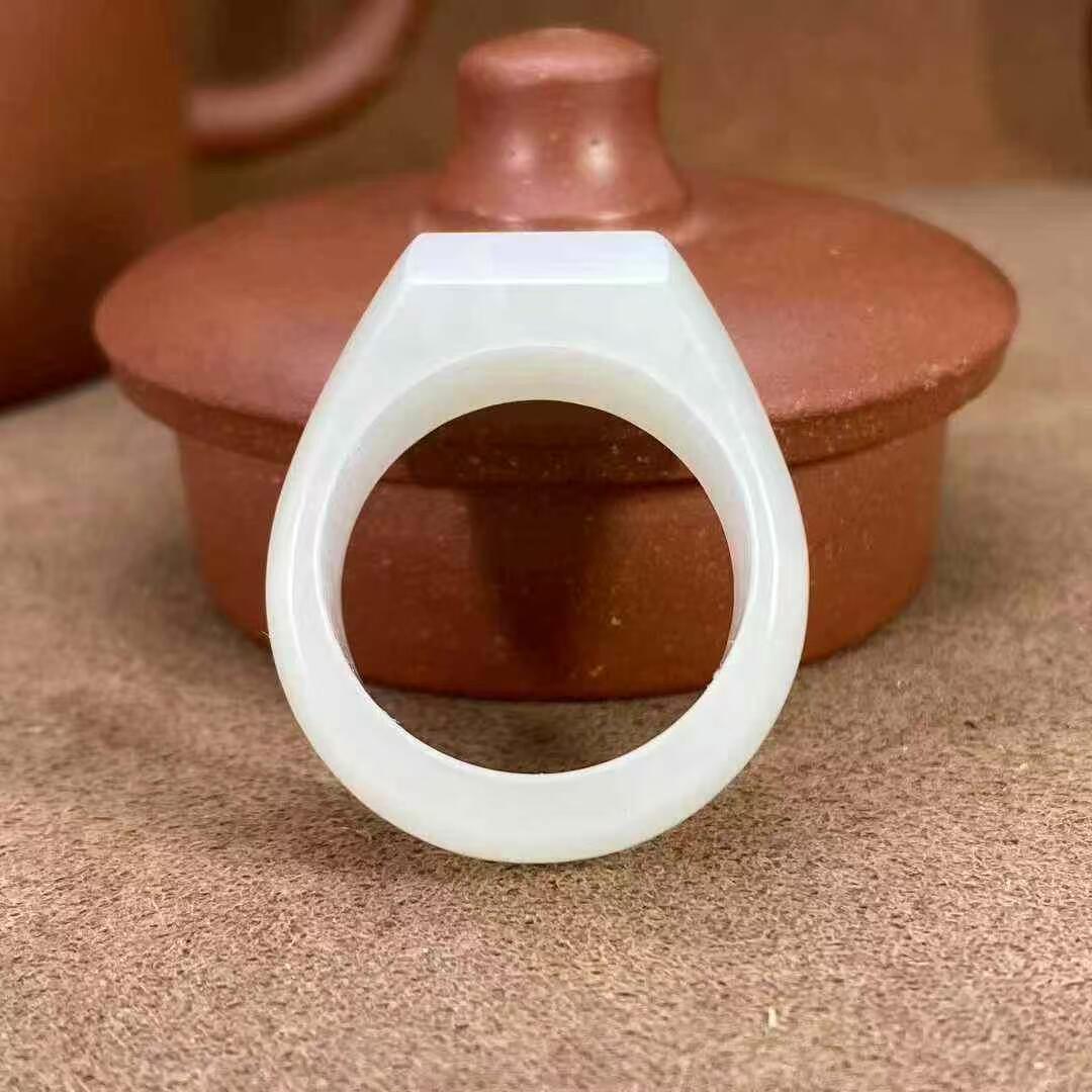 一级白新疆和田玉作品，戒指，8.98g，内径20mm，白度一级，油性出色，脂粉感十足，微结构，上手精美，超值！国家级工美大师陈华作品，有证书全套包装！不包邮！23071JL201110