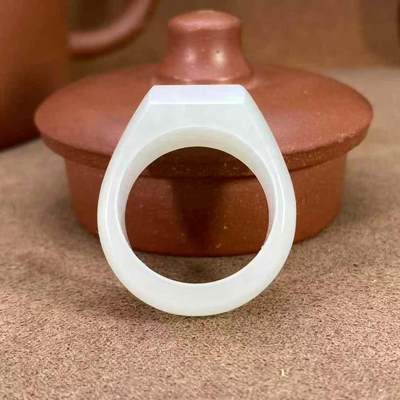 一级白新疆和田玉作品，戒指，8.98g，内径20mm，白度一级，油性出色，脂粉感十足，微结构，上手精美，超值！国家级工美大师陈华作品，有证书全套包装！不包邮！23071JL201110