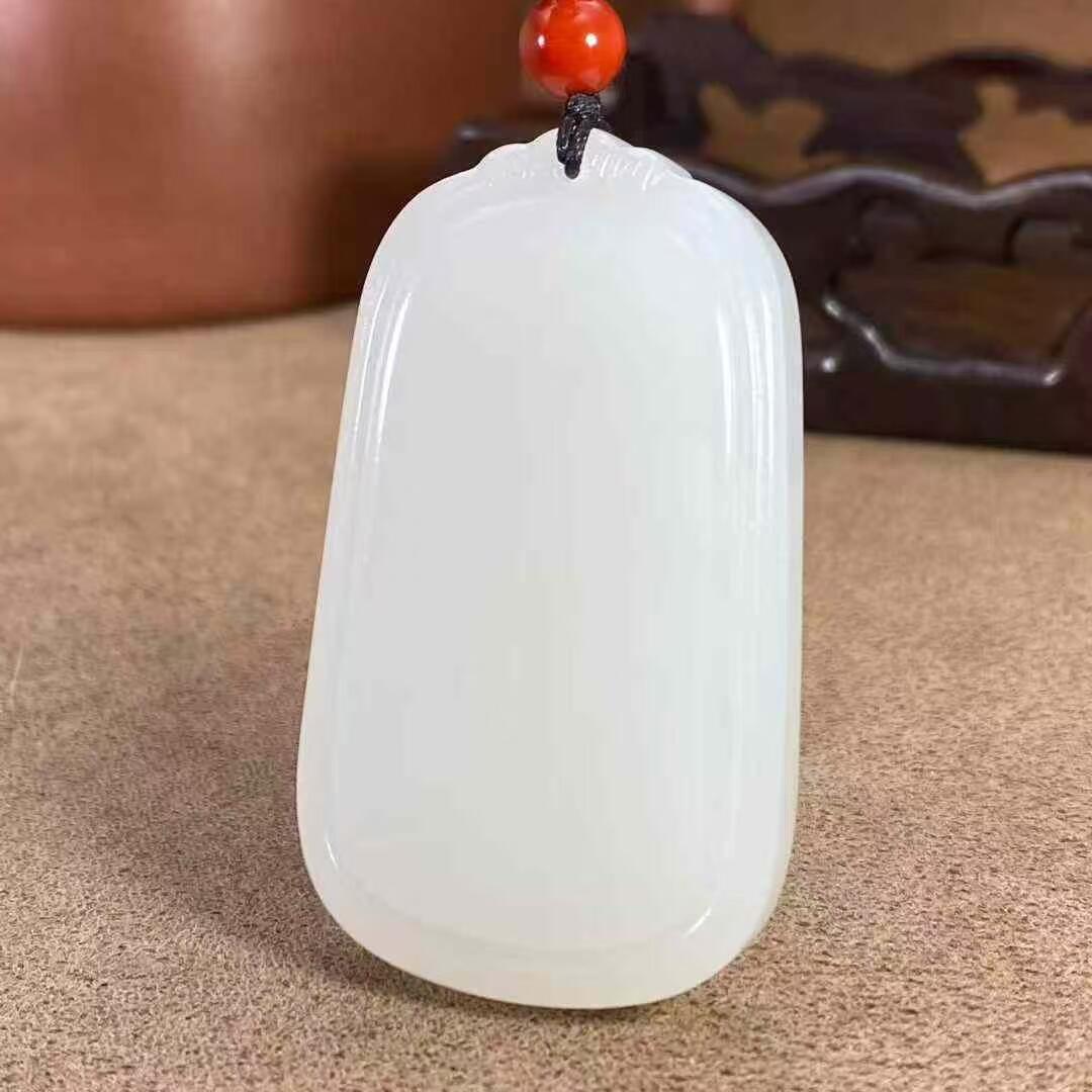 超美羊脂无事牌脂白新疆和田玉作品，平安无事牌，37.22g，白度脂白，玉质油润纯净，莹润无瑕，牌型美观，饱满厚实，大气超值！尺寸52×31×10mm！另送鉴定证书！32269Y201112