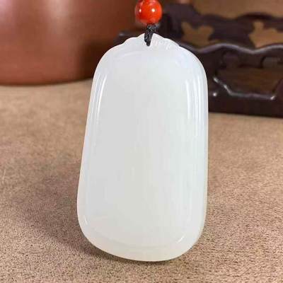 超美羊脂无事牌脂白新疆和田玉作品，平安无事牌，37.22g，白度脂白，玉质油润纯净，莹润无瑕，牌型美观，饱满厚实，大气超值！尺寸52×31×10mm！另送鉴定证书！32269Y201112