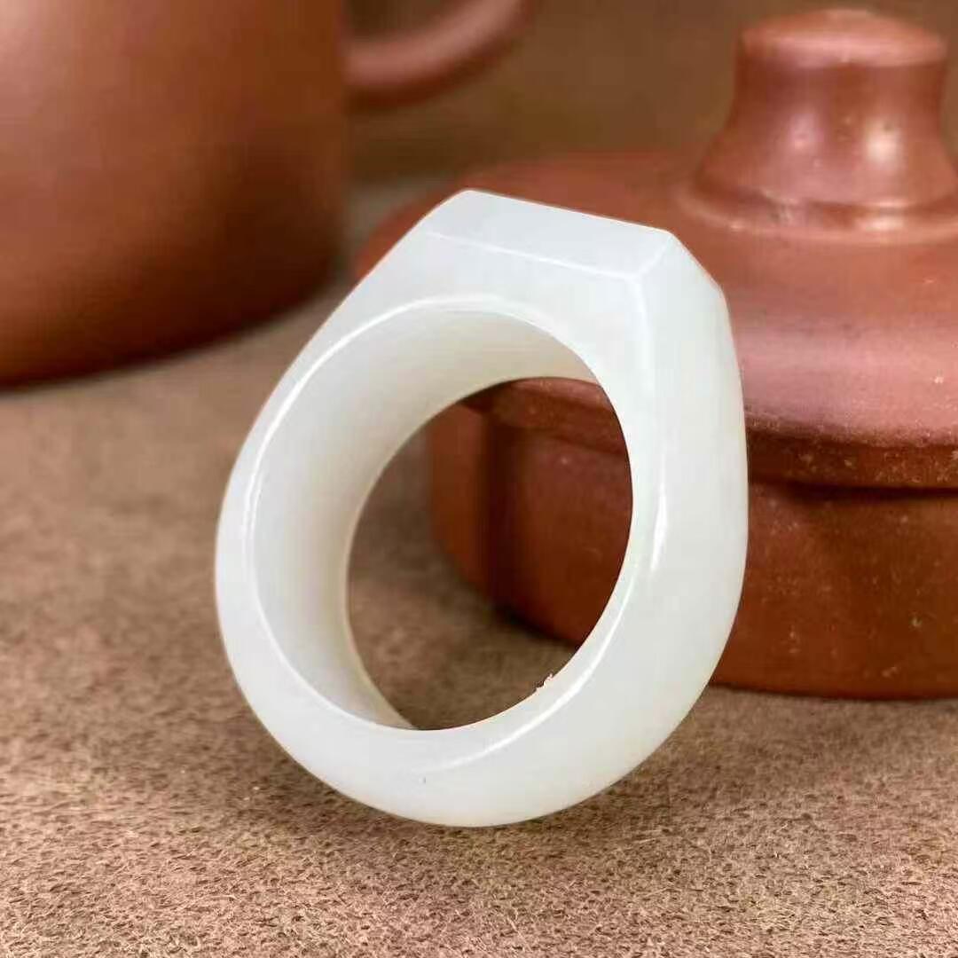 一级白新疆和田玉作品，戒指，8.98g，内径20mm，白度一级，油性出色，脂粉感十足，微结构，上手精美，超值！国家级工美大师陈华作品，有证书全套包装！不包邮！23071JL201110