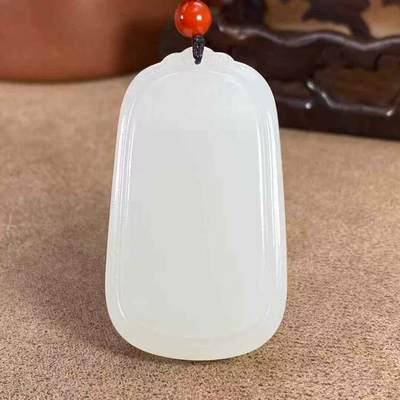 超美羊脂无事牌脂白新疆和田玉作品，平安无事牌，37.22g，白度脂白，玉质油润纯净，莹润无瑕，牌型美观，饱满厚实，大气超值！尺寸52×31×10mm！另送鉴定证书！32269Y201112