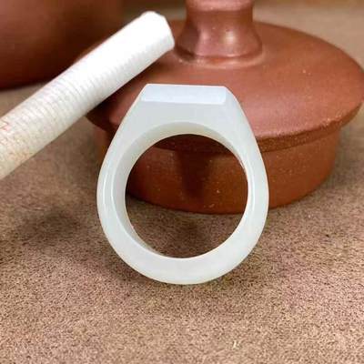 一级白新疆和田玉作品，戒指，8.98g，内径20mm，白度一级，油性出色，脂粉感十足，微结构，上手精美，超值！国家级工美大师陈华作品，有证书全套包装！不包邮！23071JL201110