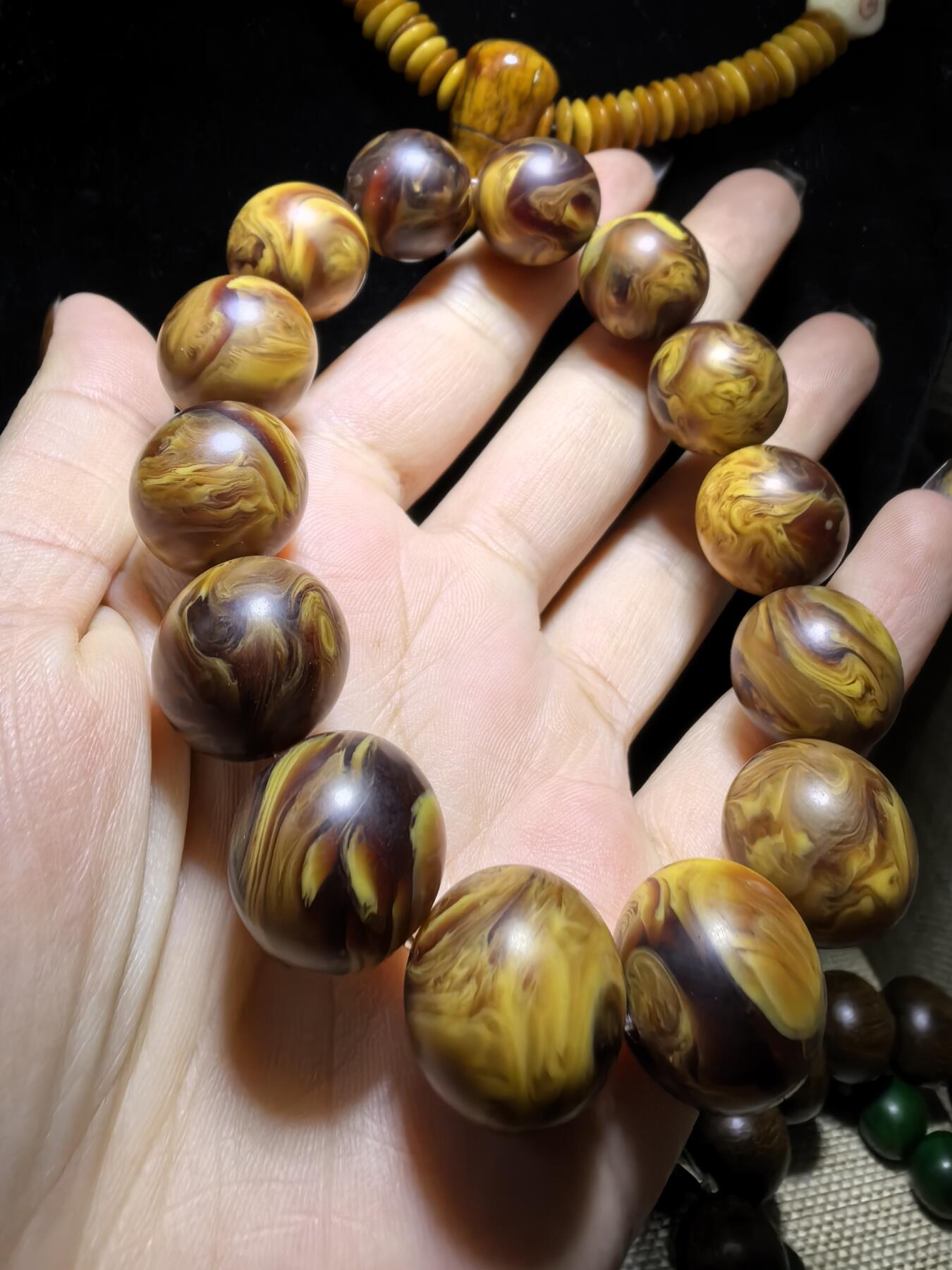 龙涎香是抹香鲸科动物抹香鲸肠内分泌物的干燥品，龙涎香又名龙腹香，其色黑褐如琥珀，有时有五彩斑纹，呈不透明的固态腊状胶块，焚之有持久香气。尺寸：1.6cm