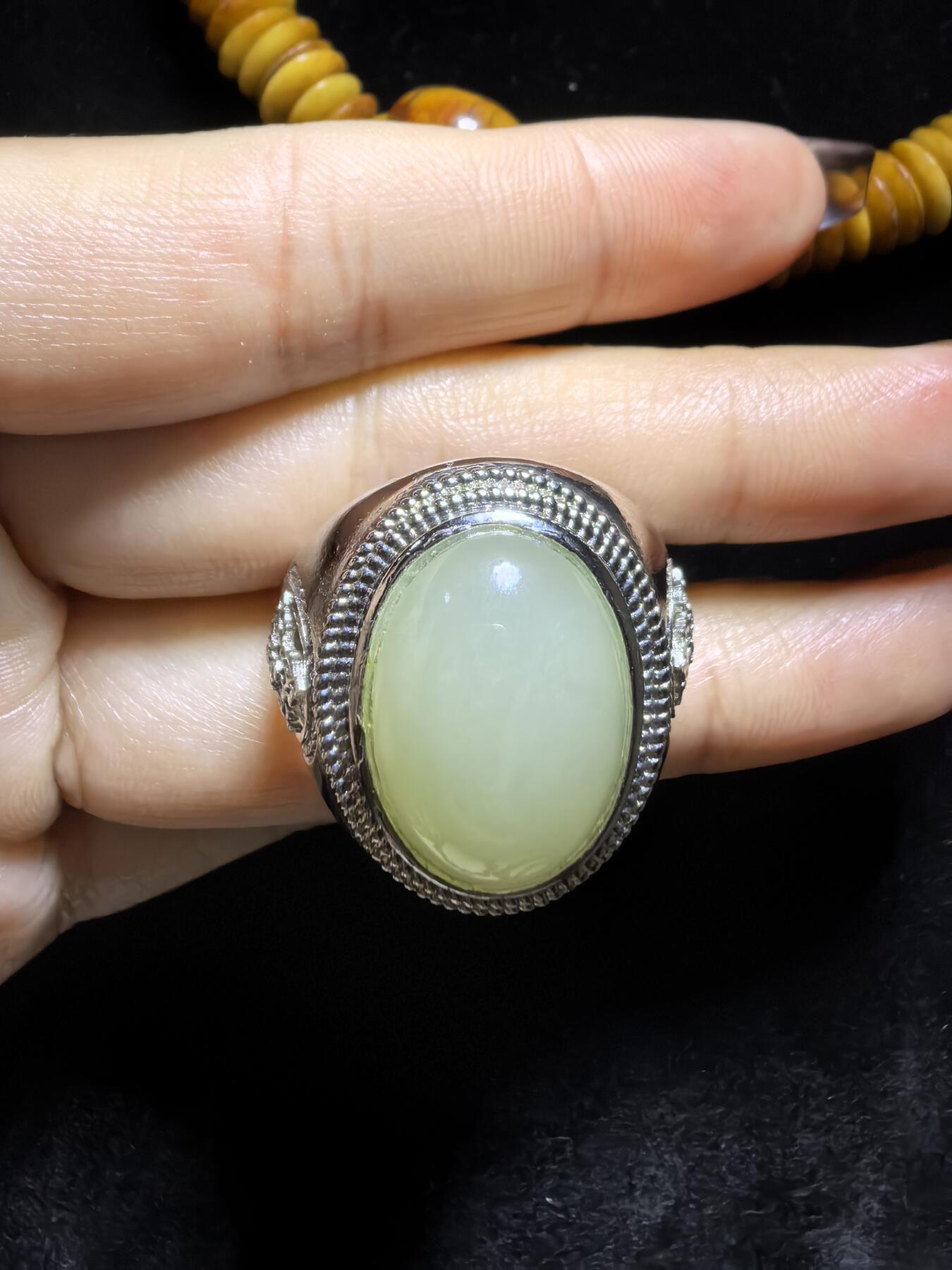 和田玉男款戒指，玉质温润细腻有光泽，油油糯糯丝滑感，大气饱满，裸石1.5cm*2.0cm霸气外露，纯银镂空镶嵌指圈可调节。