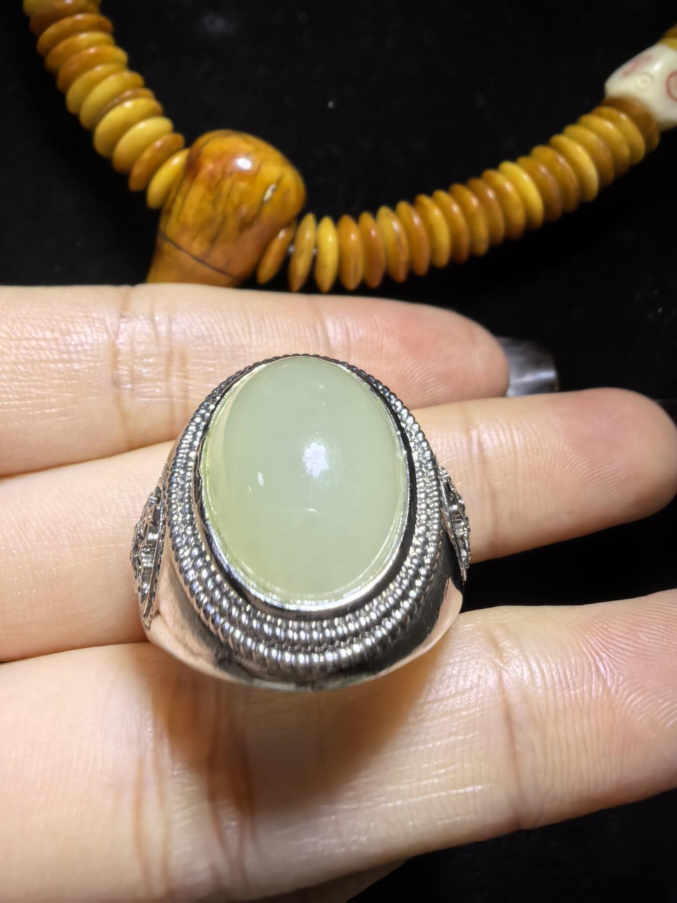 和田玉男款戒指，玉质温润细腻有光泽，油油糯糯丝滑感，大气饱满，裸石1.5cm*2.0cm霸气外露，纯银镂空镶嵌指圈可调节。