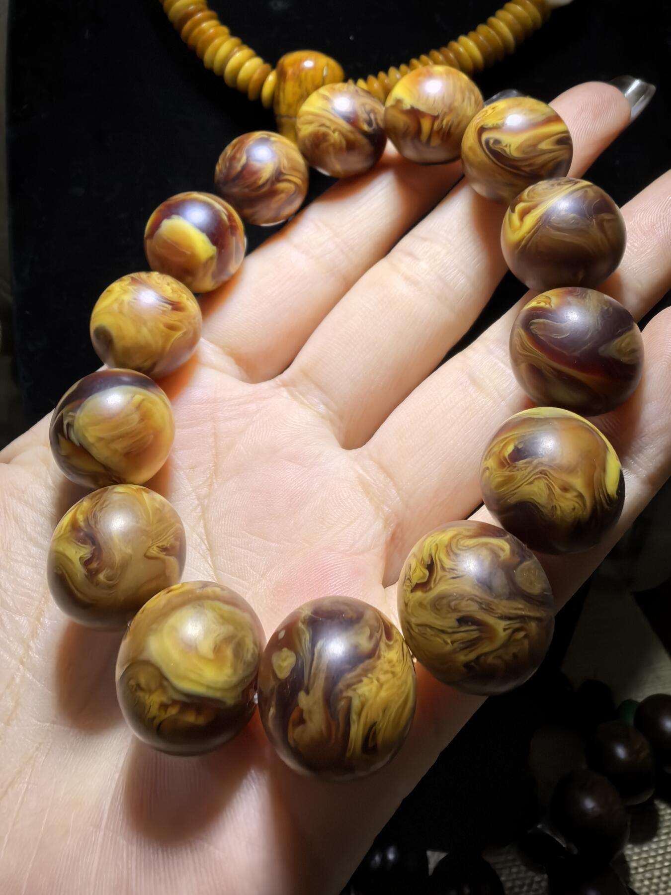 龙涎香是抹香鲸科动物抹香鲸肠内分泌物的干燥品，龙涎香又名龙腹香，其色黑褐如琥珀，有时有五彩斑纹，呈不透明的固态腊状胶块，焚之有持久香气。尺寸：1.6cm