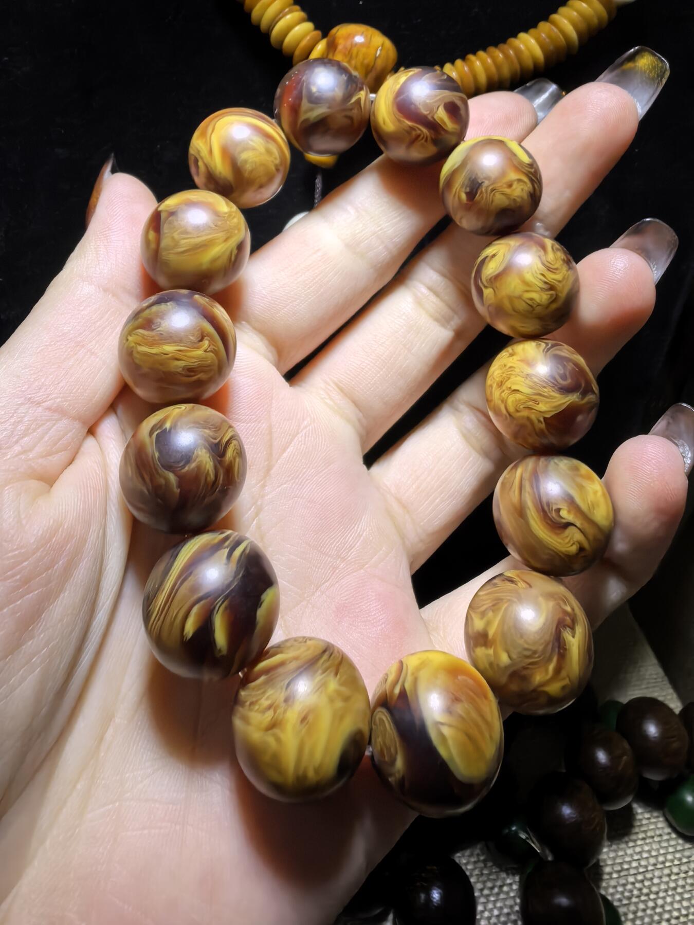 龙涎香是抹香鲸科动物抹香鲸肠内分泌物的干燥品，龙涎香又名龙腹香，其色黑褐如琥珀，有时有五彩斑纹，呈不透明的固态腊状胶块，焚之有持久香气。尺寸：1.6cm