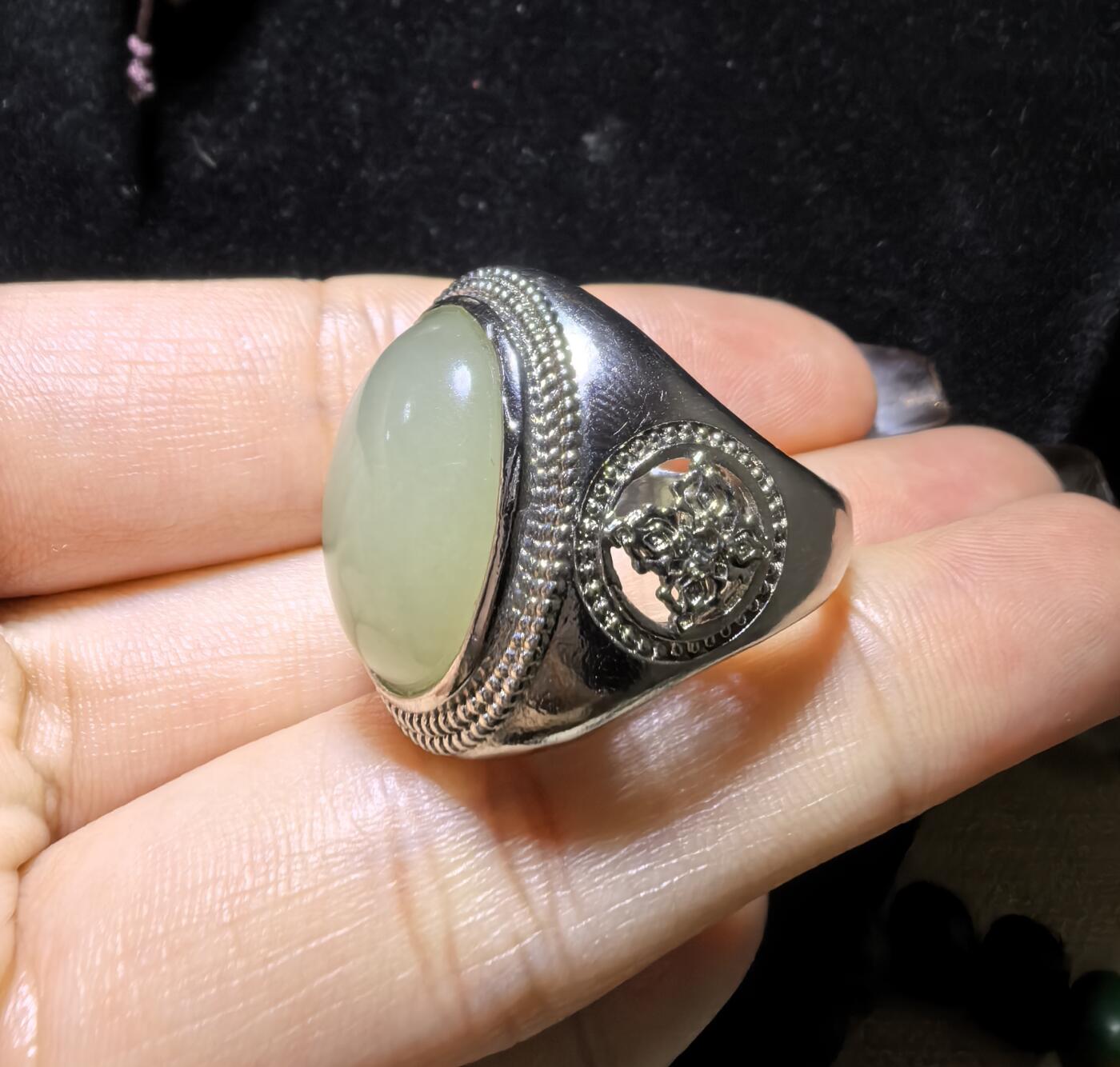 和田玉男款戒指，玉质温润细腻有光泽，油油糯糯丝滑感，大气饱满，裸石1.5cm*2.0cm霸气外露，纯银镂空镶嵌指圈可调节。
