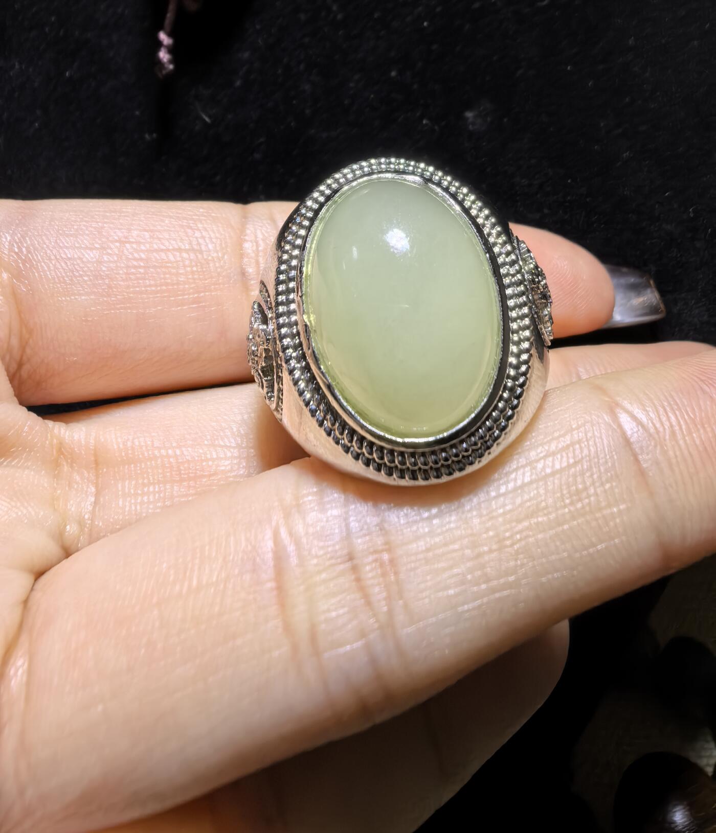 和田玉男款戒指，玉质温润细腻有光泽，油油糯糯丝滑感，大气饱满，裸石1.5cm*2.0cm霸气外露，纯银镂空镶嵌指圈可调节。