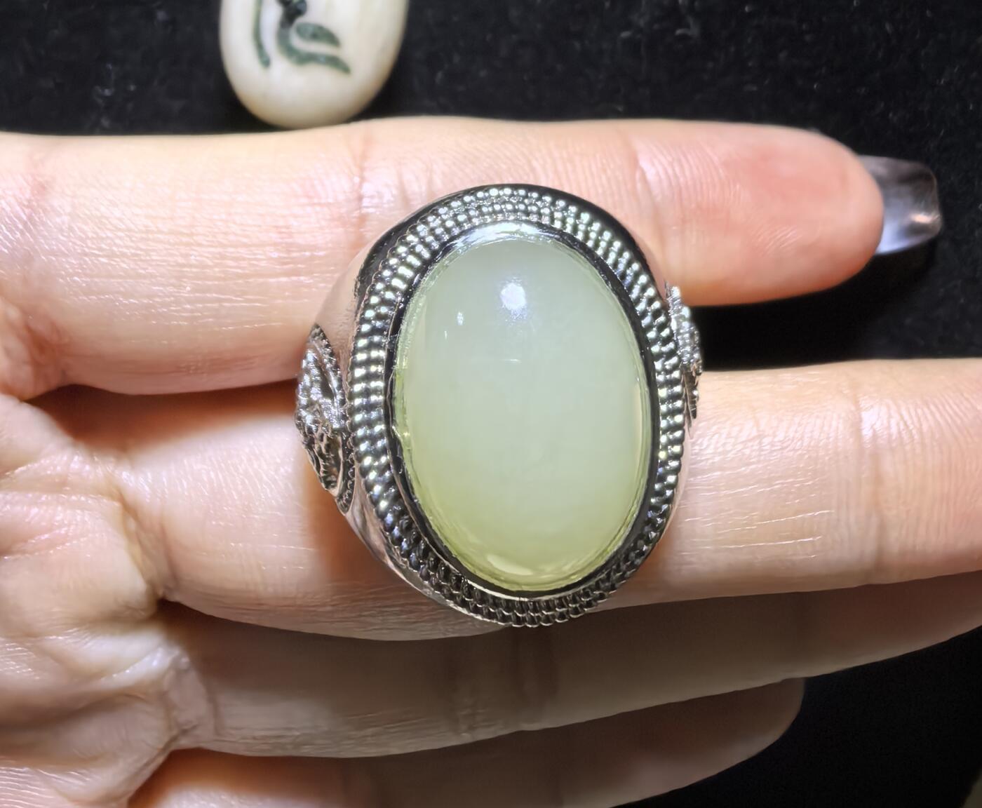 和田玉男款戒指，玉质温润细腻有光泽，油油糯糯丝滑感，大气饱满，裸石1.5cm*2.0cm霸气外露，纯银镂空镶嵌指圈可调节。