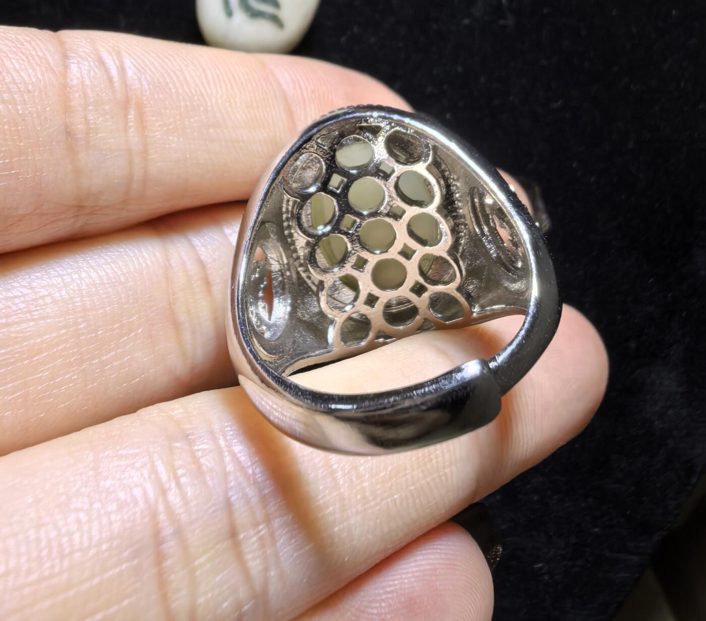 和田玉男款戒指，玉质温润细腻有光泽，油油糯糯丝滑感，大气饱满，裸石1.5cm*2.0cm霸气外露，纯银镂空镶嵌指圈可调节。