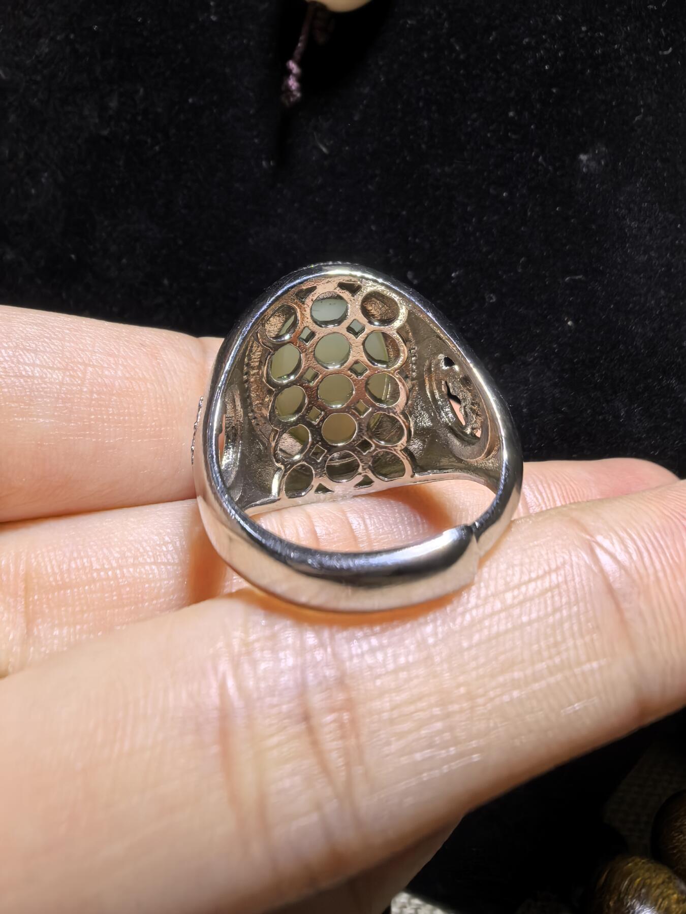 和田玉男款戒指，玉质温润细腻有光泽，油油糯糯丝滑感，大气饱满，裸石1.5cm*2.0cm霸气外露，纯银镂空镶嵌指圈可调节。