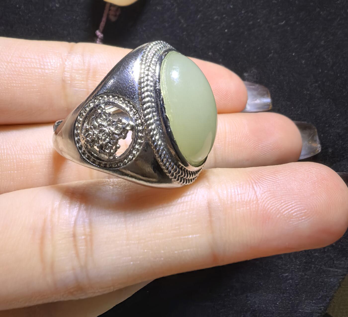 和田玉男款戒指，玉质温润细腻有光泽，油油糯糯丝滑感，大气饱满，裸石1.5cm*2.0cm霸气外露，纯银镂空镶嵌指圈可调节。