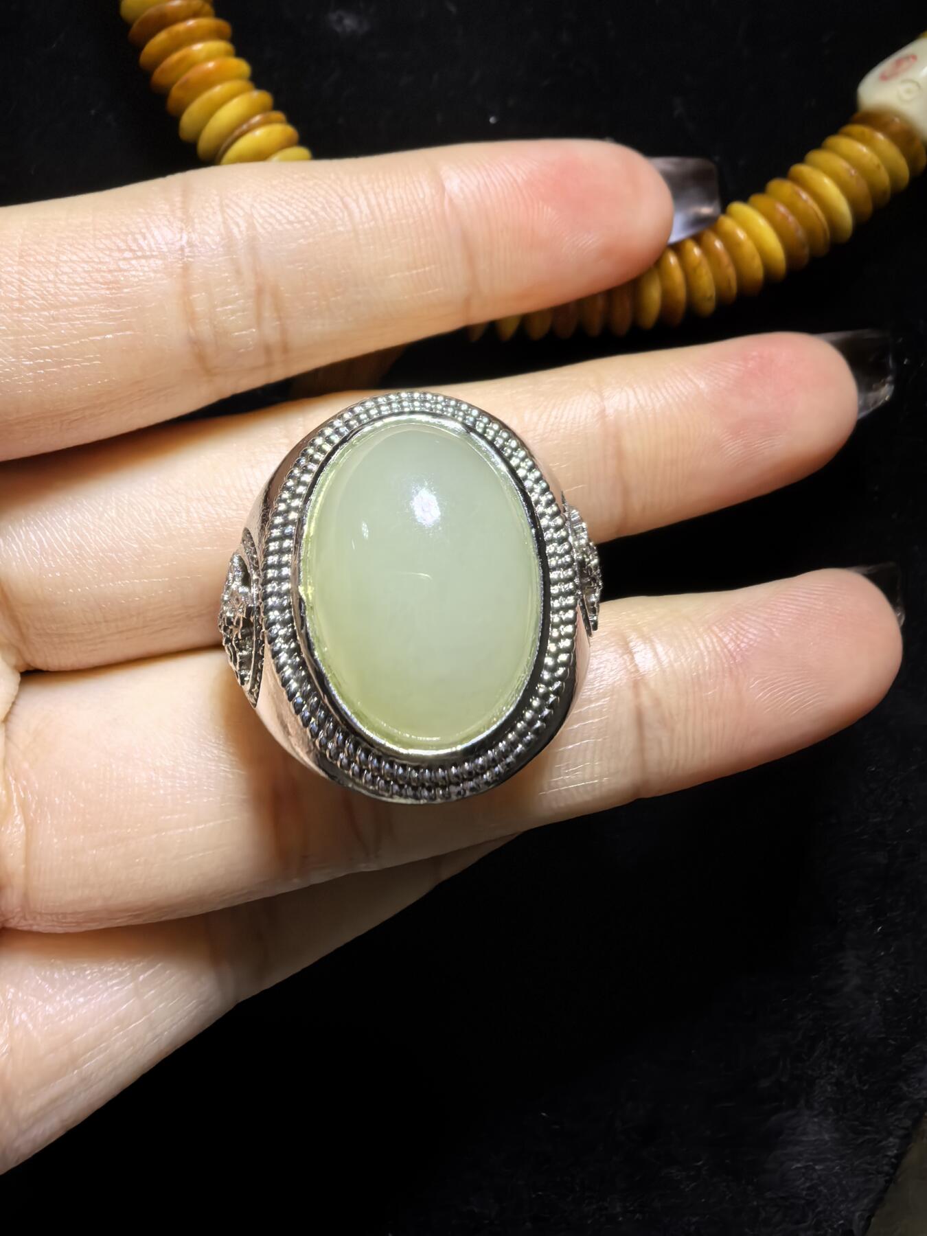 和田玉男款戒指，玉质温润细腻有光泽，油油糯糯丝滑感，大气饱满，裸石1.5cm*2.0cm霸气外露，纯银镂空镶嵌指圈可调节。