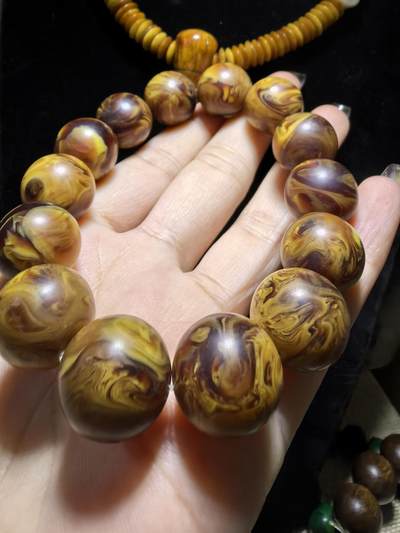 龙涎香是抹香鲸科动物抹香鲸肠内分泌物的干燥品，龙涎香又名龙腹香，其色黑褐如琥珀，有时有五彩斑纹，呈不透明的固态腊状胶块，焚之有持久香气。尺寸：1.6cm