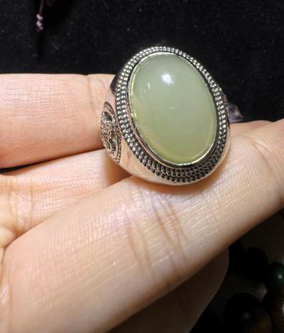 和田玉男款戒指，玉质温润细腻有光泽，油油糯糯丝滑感，大气饱满，裸石1.5cm*2.0cm霸气外露，纯银镂空镶嵌指圈可调节。