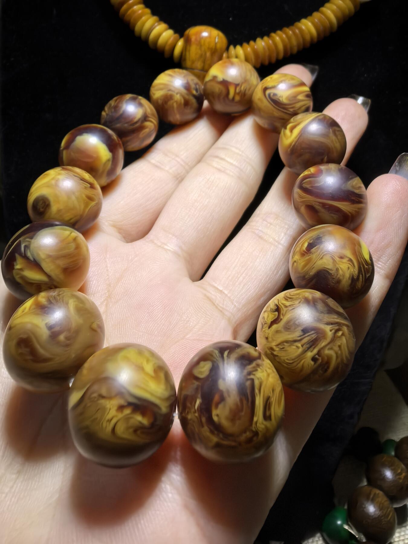 龙涎香是抹香鲸科动物抹香鲸肠内分泌物的干燥品，龙涎香又名龙腹香，其色黑褐如琥珀，有时有五彩斑纹，呈不透明的固态腊状胶块，焚之有持久香气。尺寸：1.6cm