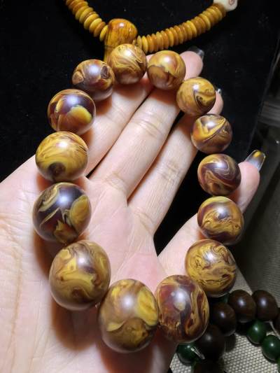 龙涎香是抹香鲸科动物抹香鲸肠内分泌物的干燥品，龙涎香又名龙腹香，其色黑褐如琥珀，有时有五彩斑纹，呈不透明的固态腊状胶块，焚之有持久香气。尺寸：1.6cm