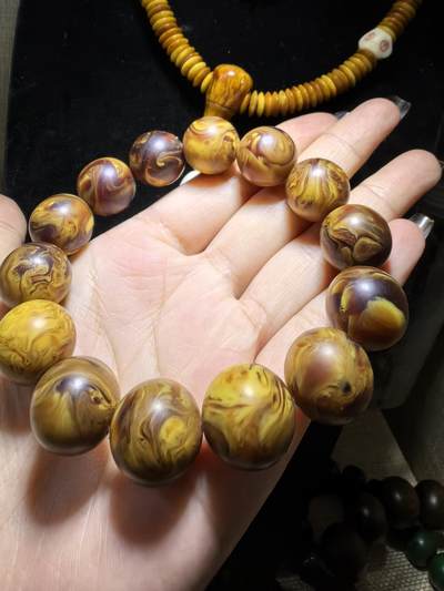 龙涎香是抹香鲸科动物抹香鲸肠内分泌物的干燥品，龙涎香又名龙腹香，其色黑褐如琥珀，有时有五彩斑纹，呈不透明的固态腊状胶块，焚之有持久香气。尺寸：1.6cm