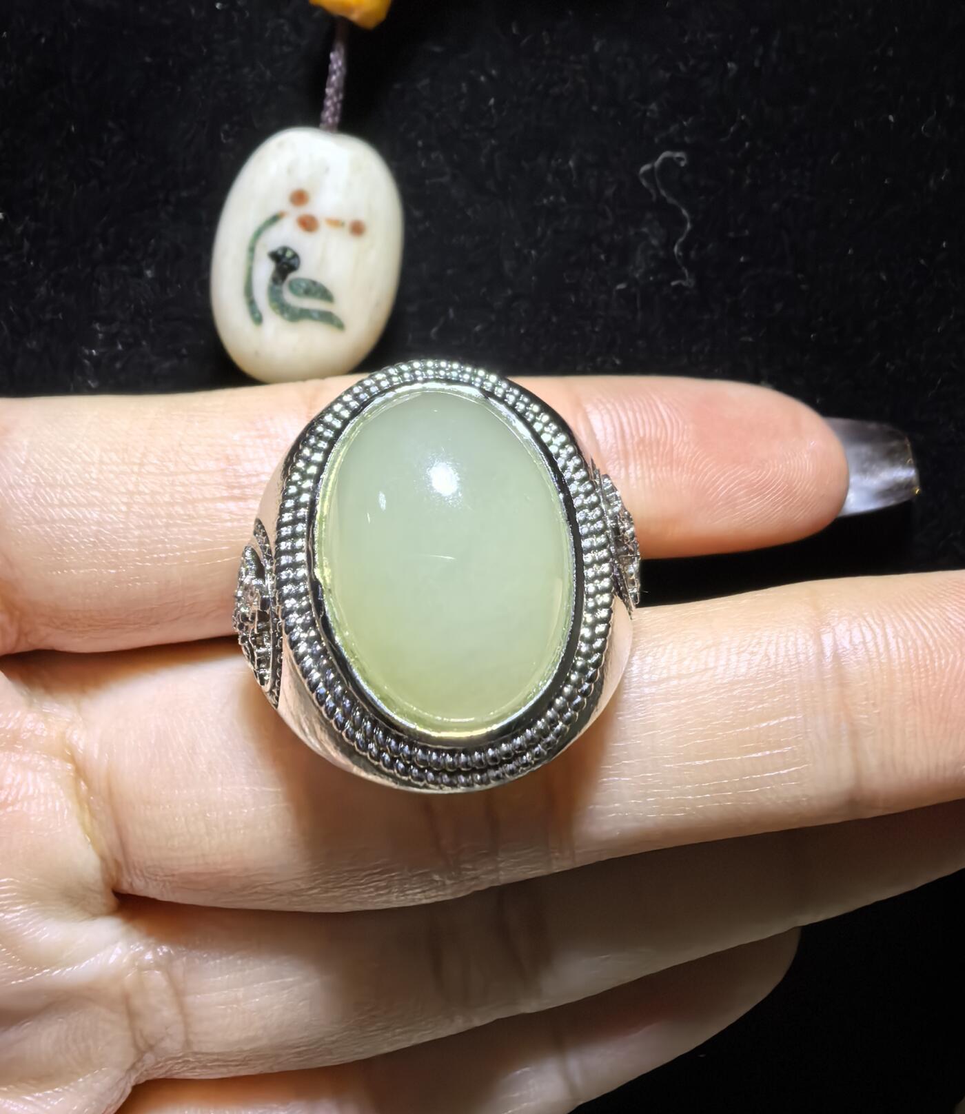 和田玉男款戒指，玉质温润细腻有光泽，油油糯糯丝滑感，大气饱满，裸石1.5cm*2.0cm霸气外露，纯银镂空镶嵌指圈可调节。