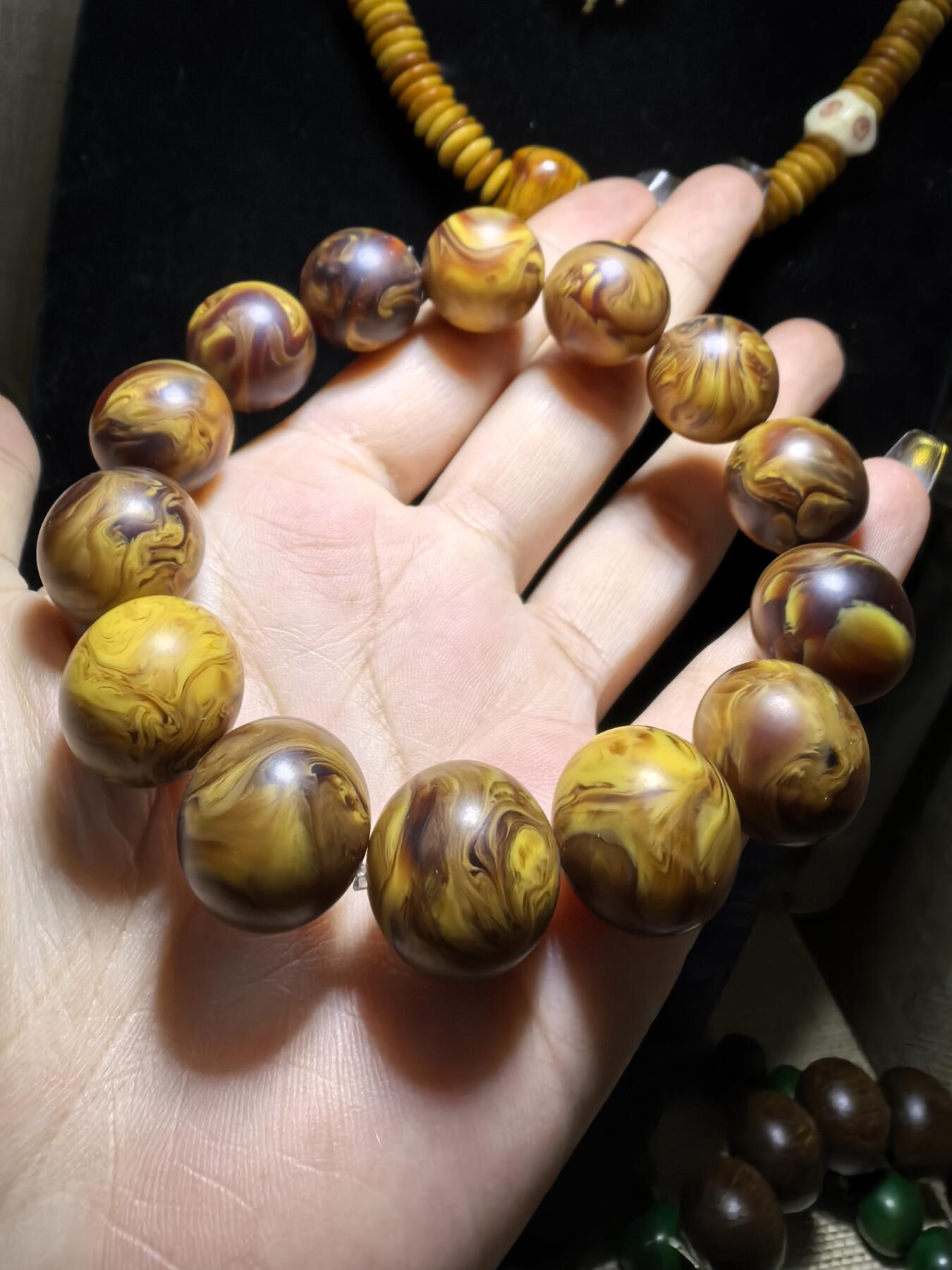 龙涎香是抹香鲸科动物抹香鲸肠内分泌物的干燥品，龙涎香又名龙腹香，其色黑褐如琥珀，有时有五彩斑纹，呈不透明的固态腊状胶块，焚之有持久香气。尺寸：1.6cm