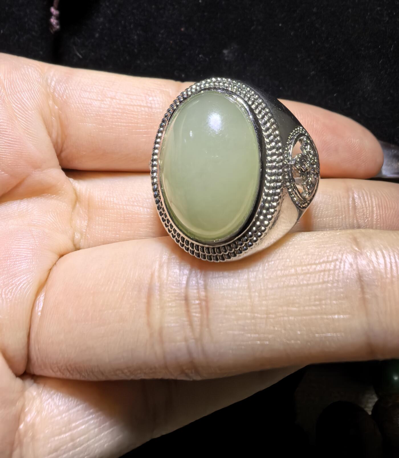 和田玉男款戒指，玉质温润细腻有光泽，油油糯糯丝滑感，大气饱满，裸石1.5cm*2.0cm霸气外露，纯银镂空镶嵌指圈可调节。