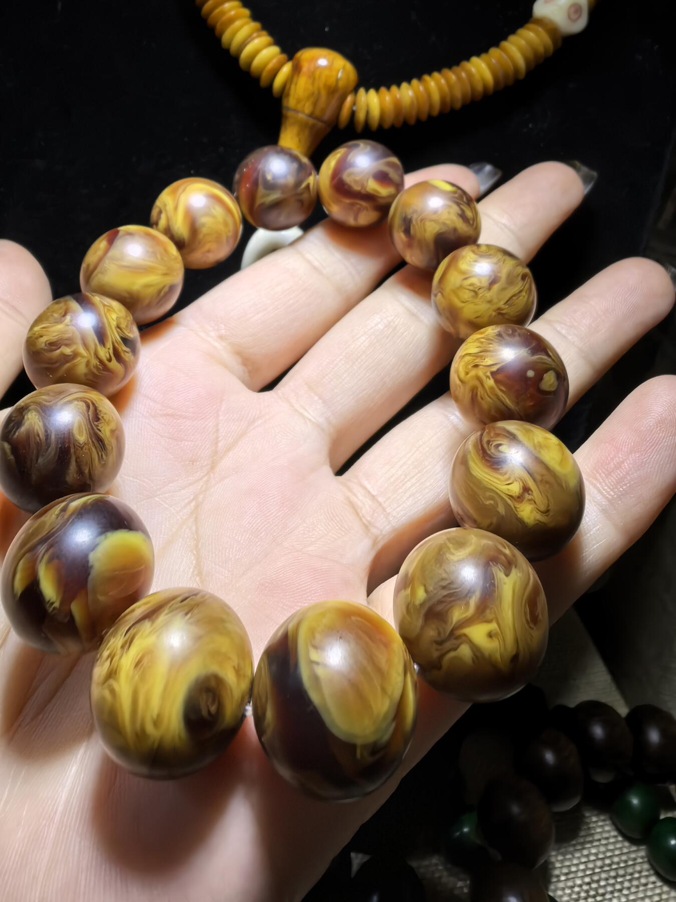 龙涎香是抹香鲸科动物抹香鲸肠内分泌物的干燥品，龙涎香又名龙腹香，其色黑褐如琥珀，有时有五彩斑纹，呈不透明的固态腊状胶块，焚之有持久香气。尺寸：1.6cm