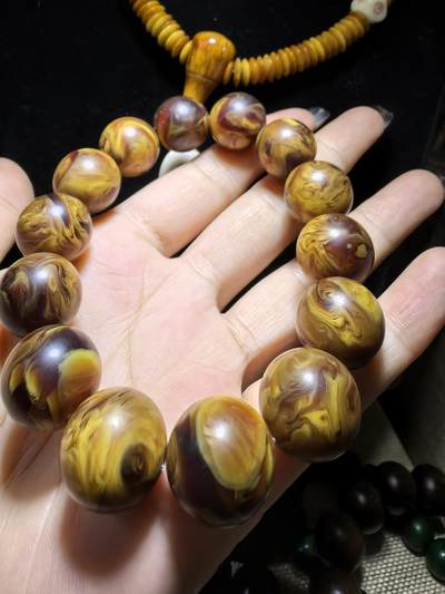 龙涎香是抹香鲸科动物抹香鲸肠内分泌物的干燥品，龙涎香又名龙腹香，其色黑褐如琥珀，有时有五彩斑纹，呈不透明的固态腊状胶块，焚之有持久香气。尺寸：1.6cm