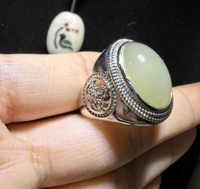 和田玉男款戒指，玉质温润细腻有光泽，油油糯糯丝滑感，大气饱满，裸石1.5cm*2.0cm霸气外露，纯银镂空镶嵌指圈可调节。