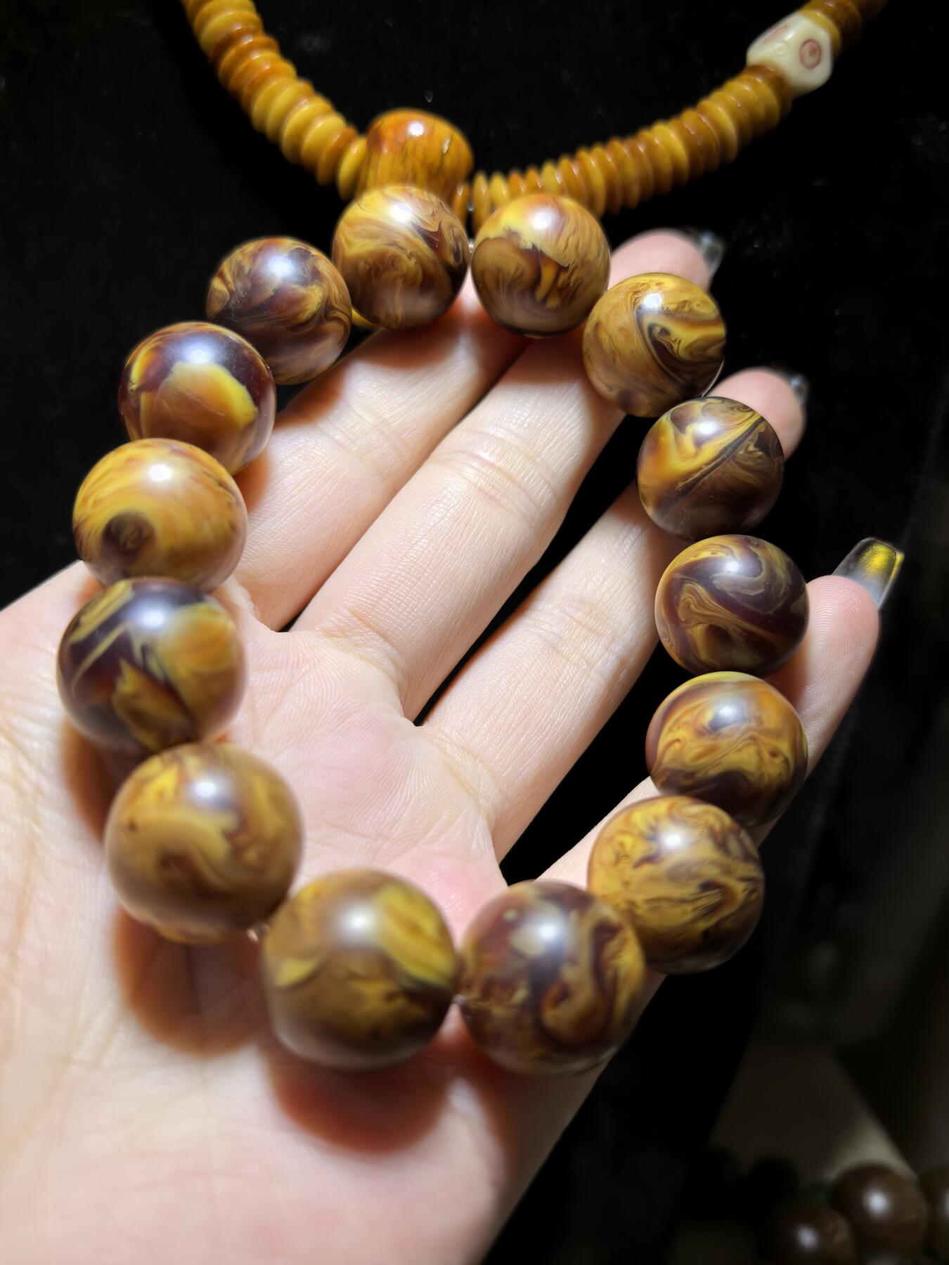 龙涎香是抹香鲸科动物抹香鲸肠内分泌物的干燥品，龙涎香又名龙腹香，其色黑褐如琥珀，有时有五彩斑纹，呈不透明的固态腊状胶块，焚之有持久香气。尺寸：1.6cm