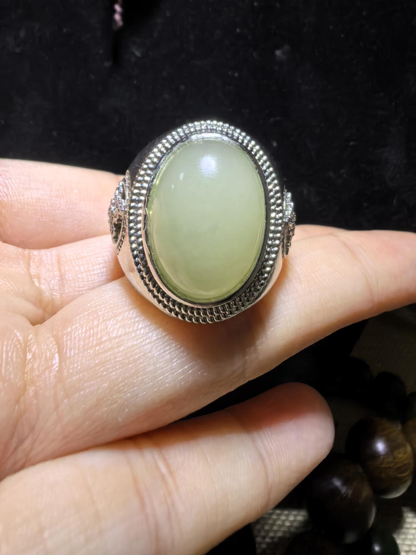 和田玉男款戒指，玉质温润细腻有光泽，油油糯糯丝滑感，大气饱满，裸石1.5cm*2.0cm霸气外露，纯银镂空镶嵌指圈可调节。