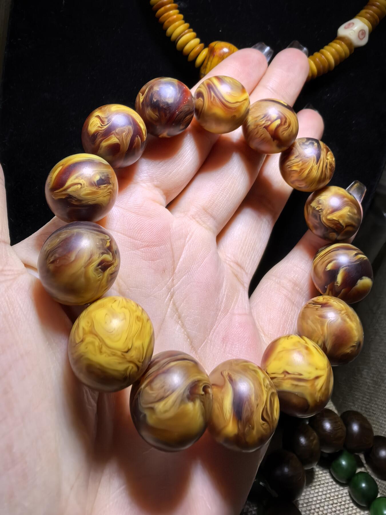 龙涎香是抹香鲸科动物抹香鲸肠内分泌物的干燥品，龙涎香又名龙腹香，其色黑褐如琥珀，有时有五彩斑纹，呈不透明的固态腊状胶块，焚之有持久香气。尺寸：1.6cm