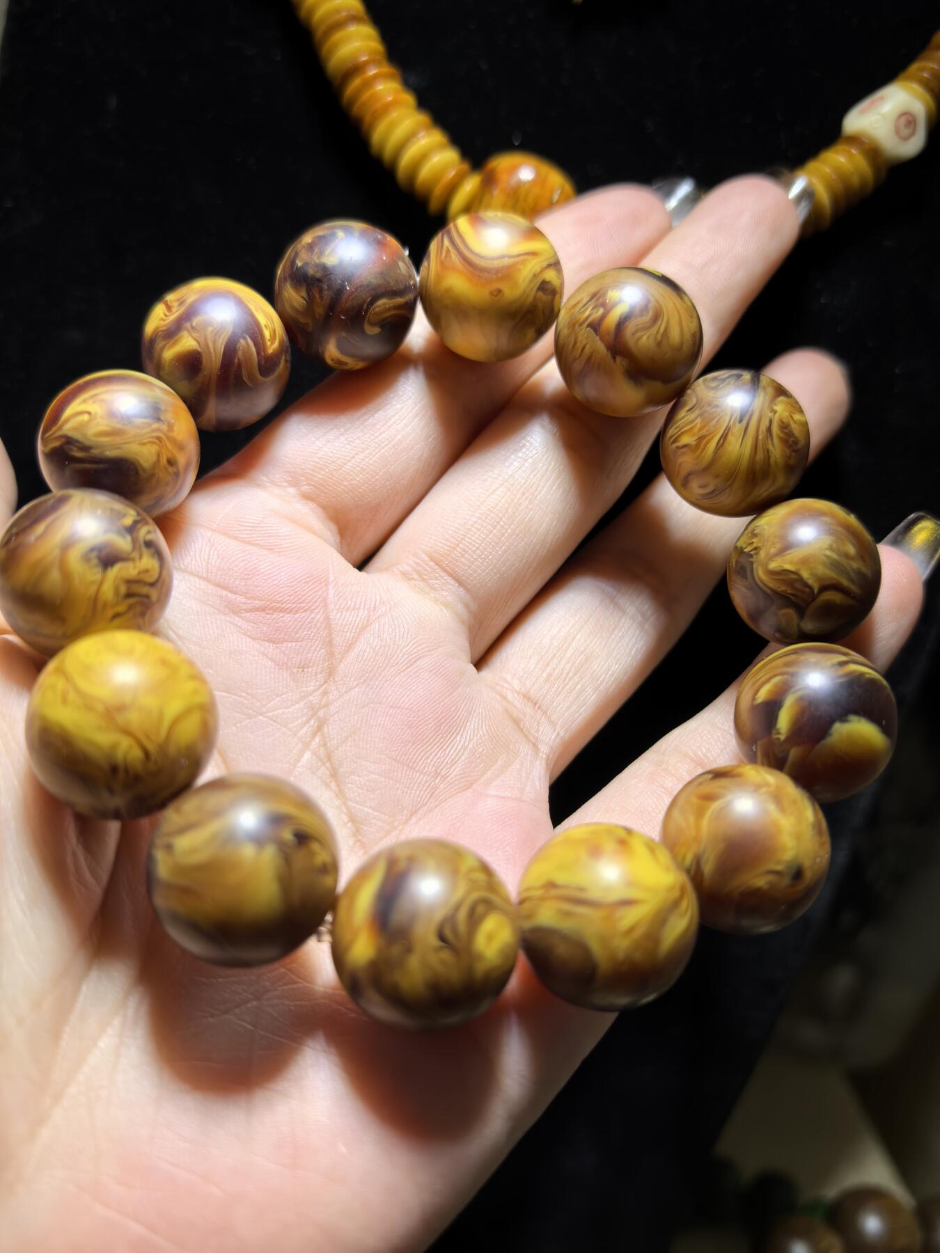 龙涎香是抹香鲸科动物抹香鲸肠内分泌物的干燥品，龙涎香又名龙腹香，其色黑褐如琥珀，有时有五彩斑纹，呈不透明的固态腊状胶块，焚之有持久香气。尺寸：1.6cm