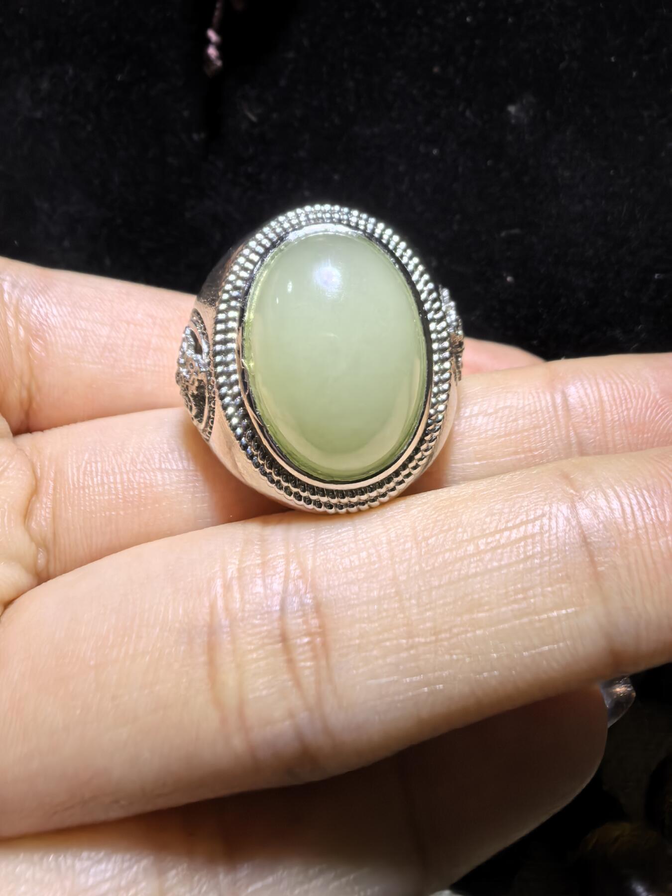 和田玉男款戒指，玉质温润细腻有光泽，油油糯糯丝滑感，大气饱满，裸石1.5cm*2.0cm霸气外露，纯银镂空镶嵌指圈可调节。