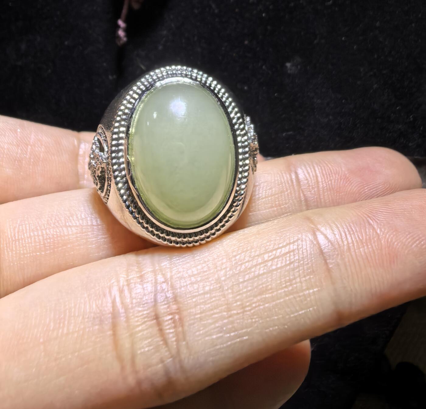 和田玉男款戒指，玉质温润细腻有光泽，油油糯糯丝滑感，大气饱满，裸石1.5cm*2.0cm霸气外露，纯银镂空镶嵌指圈可调节。