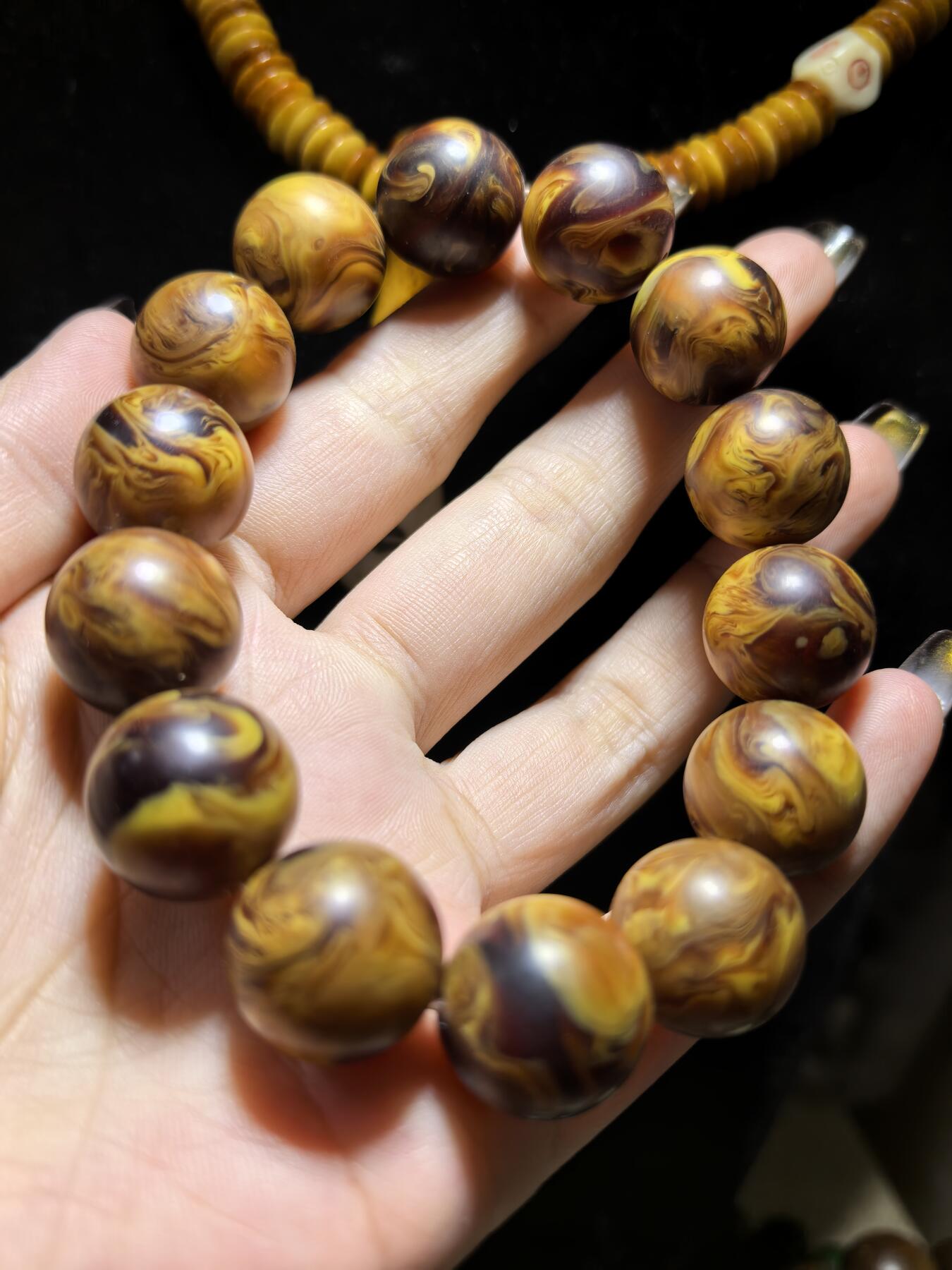 龙涎香是抹香鲸科动物抹香鲸肠内分泌物的干燥品，龙涎香又名龙腹香，其色黑褐如琥珀，有时有五彩斑纹，呈不透明的固态腊状胶块，焚之有持久香气。尺寸：1.6cm