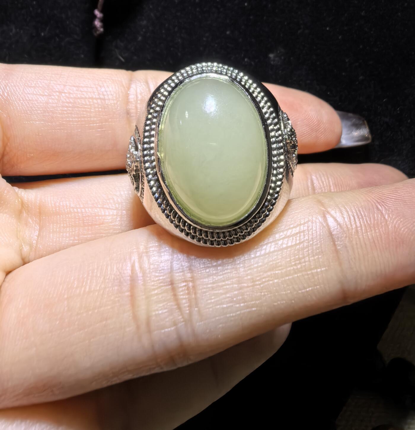 和田玉男款戒指，玉质温润细腻有光泽，油油糯糯丝滑感，大气饱满，裸石1.5cm*2.0cm霸气外露，纯银镂空镶嵌指圈可调节。